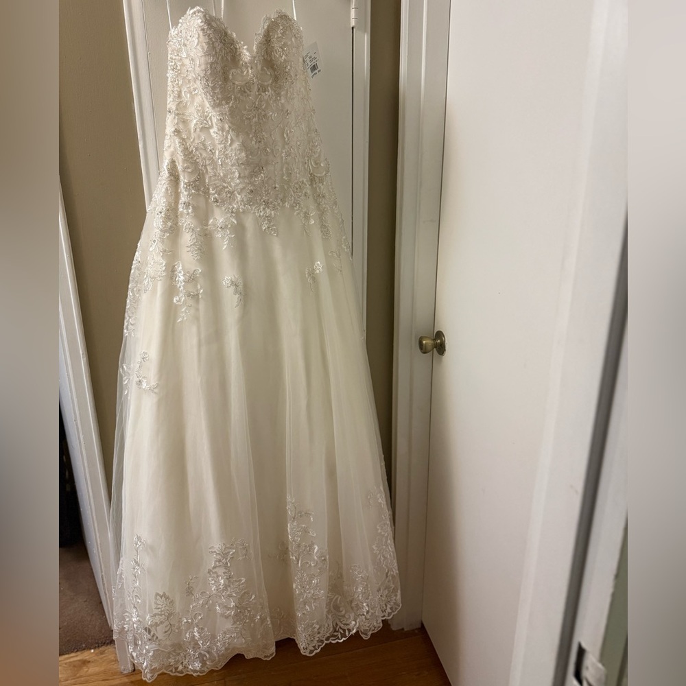 Elegant Ivory Strapless Wedding Gown
